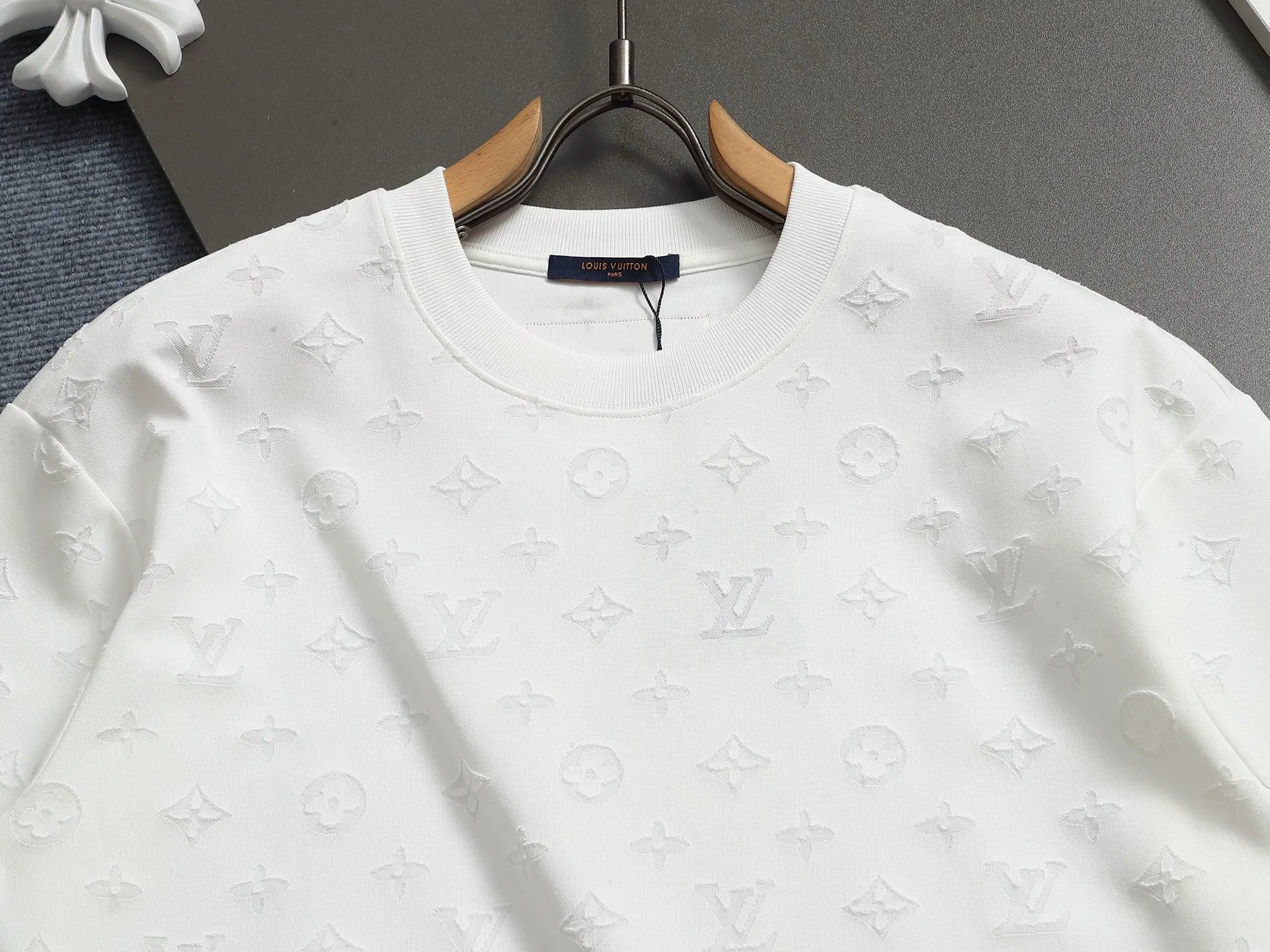 🅿️220 Louis Vuitton/Louis Vuitton Sweater jacquard towel embroidery The large logo is exquisitely upgraded, inspired by the retro embroidery of the 1980s. The original fabric is the same as the official short-sleeved T-shirt. The fabric is dyed in the same vat. It feels very comfortable. The latest brick cabinet synchronization for spring and summer. Fashionable and personalized. Super versatile and good-looking. It is very suitable for both men and women. A must-have for everyone. Hang tag. Collar label. Washed wheat. Complete with three labels. Color: black white. Size: S M L XL